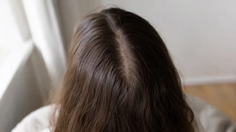 Raie cheveux derrière la tête femme au sommet du crâne