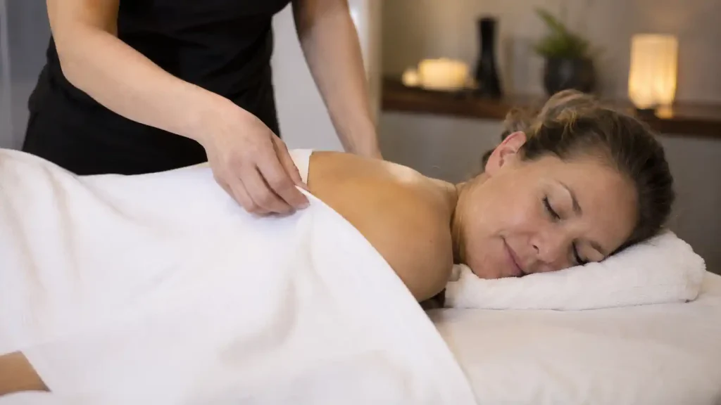Drapage protégeant l’intimité pendant un massage relaxant du corps entier